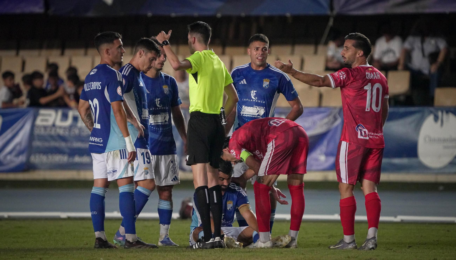 Adri Rodríguez, en el suelo tras sentir el pinchazo en el cuádriceps.