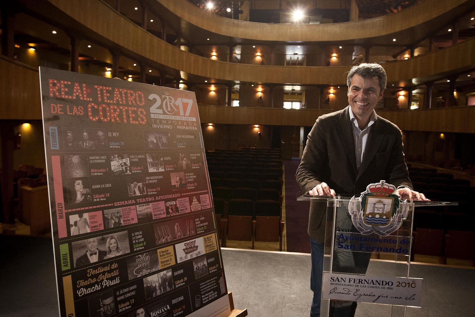 Fran Romero, junto al cartel de la nueva temporada de Invierno Primavera, ayer en el Teatro de Las Cortes.