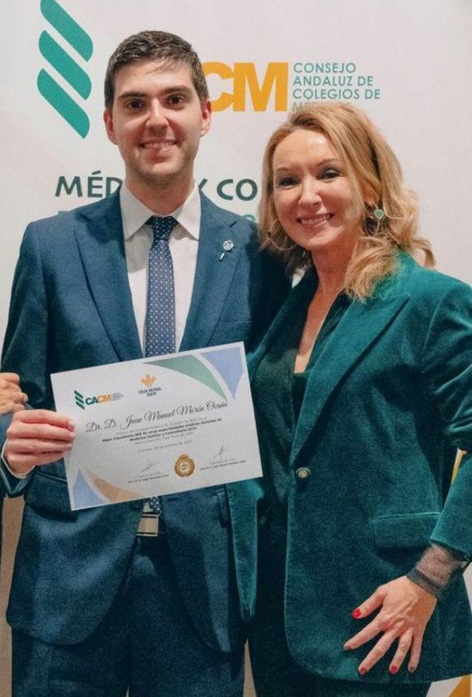 El joven junto a la jefa de servicio de Dermatología del Hospital de Valme, Amalia Pérez Gil.