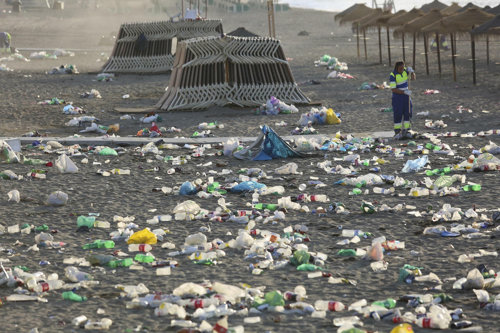 Las fotos de la basura en las playas de Málaga tras San Juan