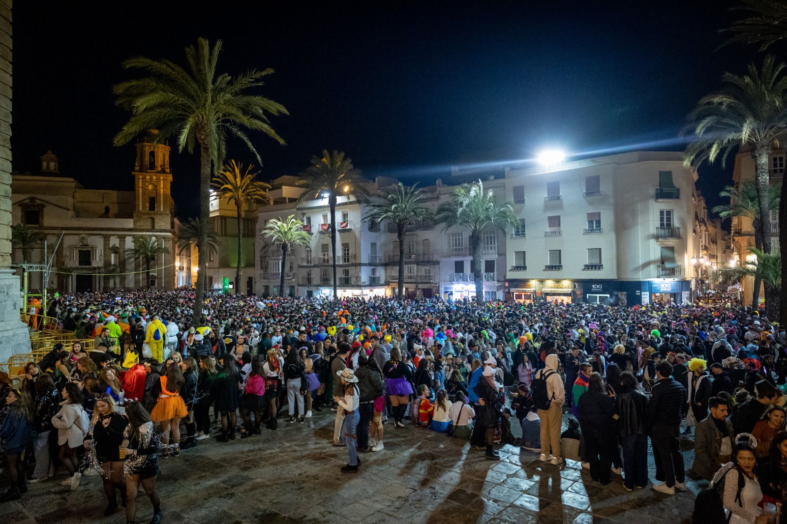 Sábado de Carnaval: La plaza de la Catedral vuelve a concentrar el macrobotellón en Cádiz