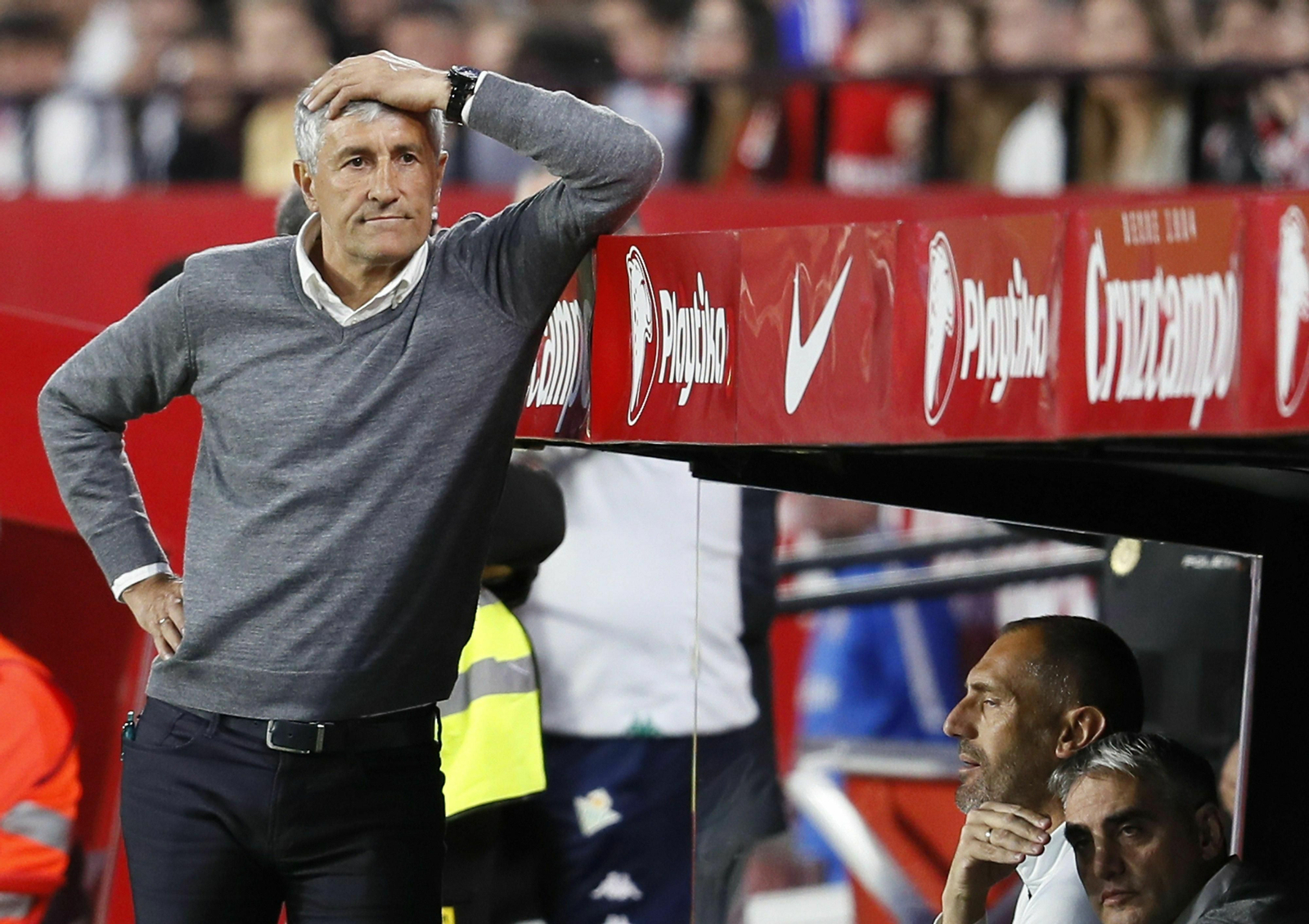 Quique Setién, pensativo, en el derbi del sábado.
