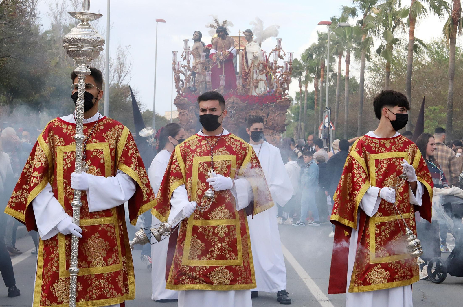 Imágenes de la procesión de La Sentencia por las calles de Huelva