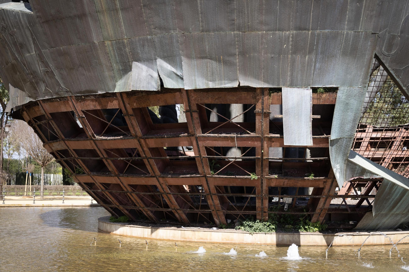 El lamentable estado de conservación del Huevo de Colón, todas las fotos