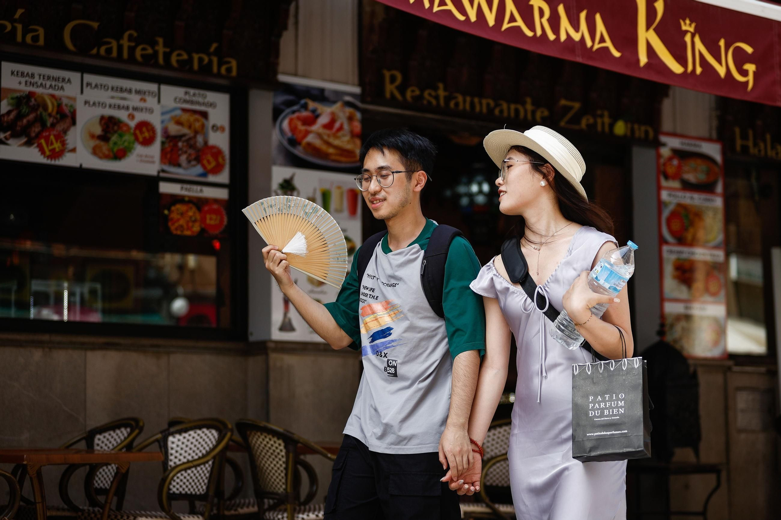 Paraguas, abanicos y agua: las mejores imágenes de la primera ola de calor de agosto en Granada