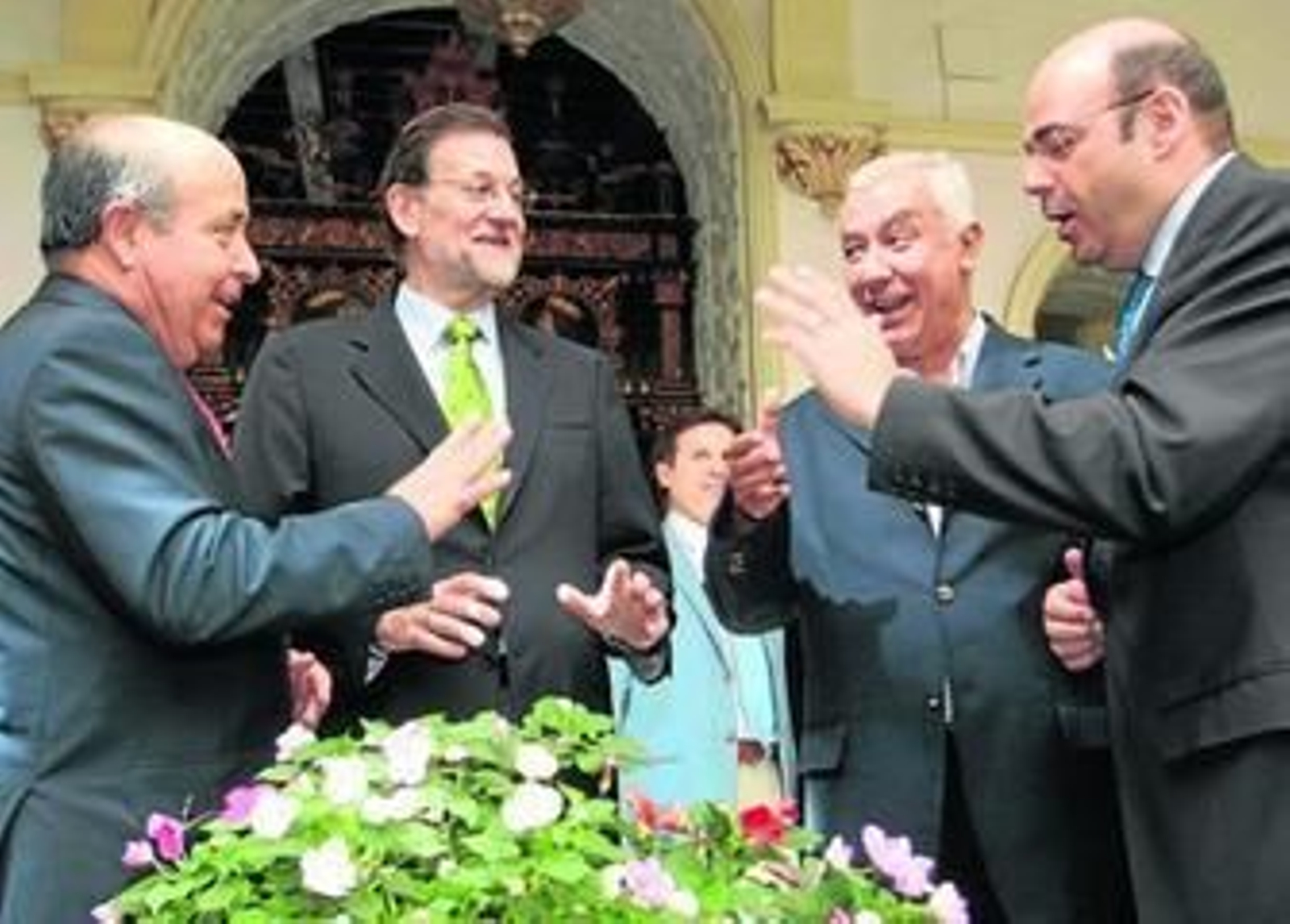 Torres Hurtado, Mariano Rajoy, Javier Arenas y Sebastián Pérez, en una visita de Rajoy a la ciudad en 2011.