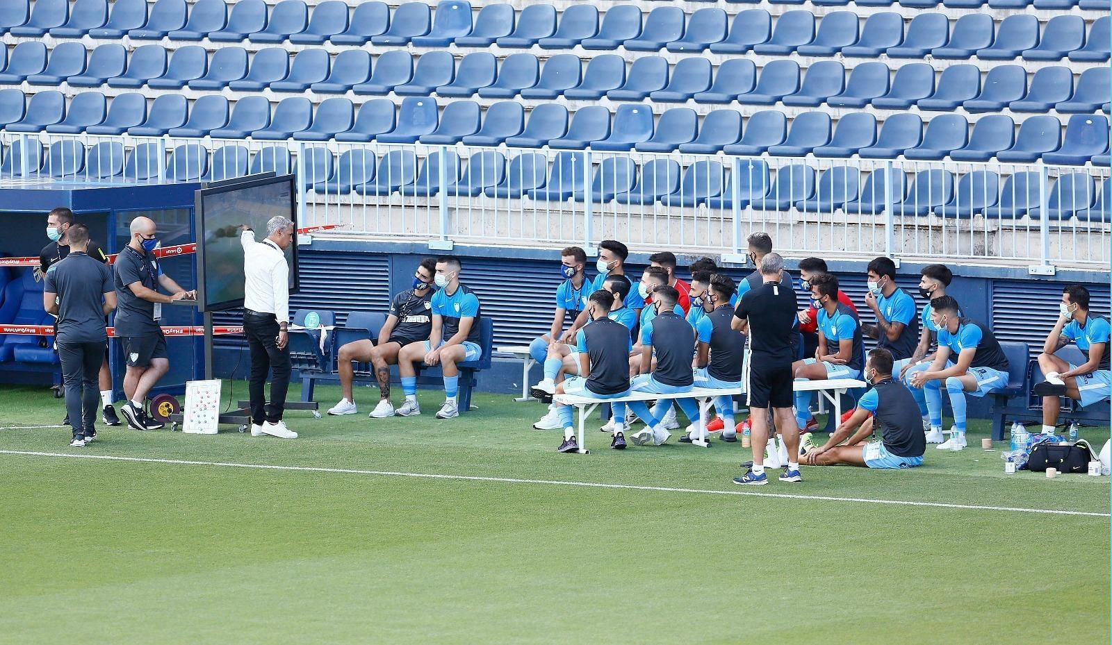 Pellicer da órdenes en el césped de La Rosaleda.