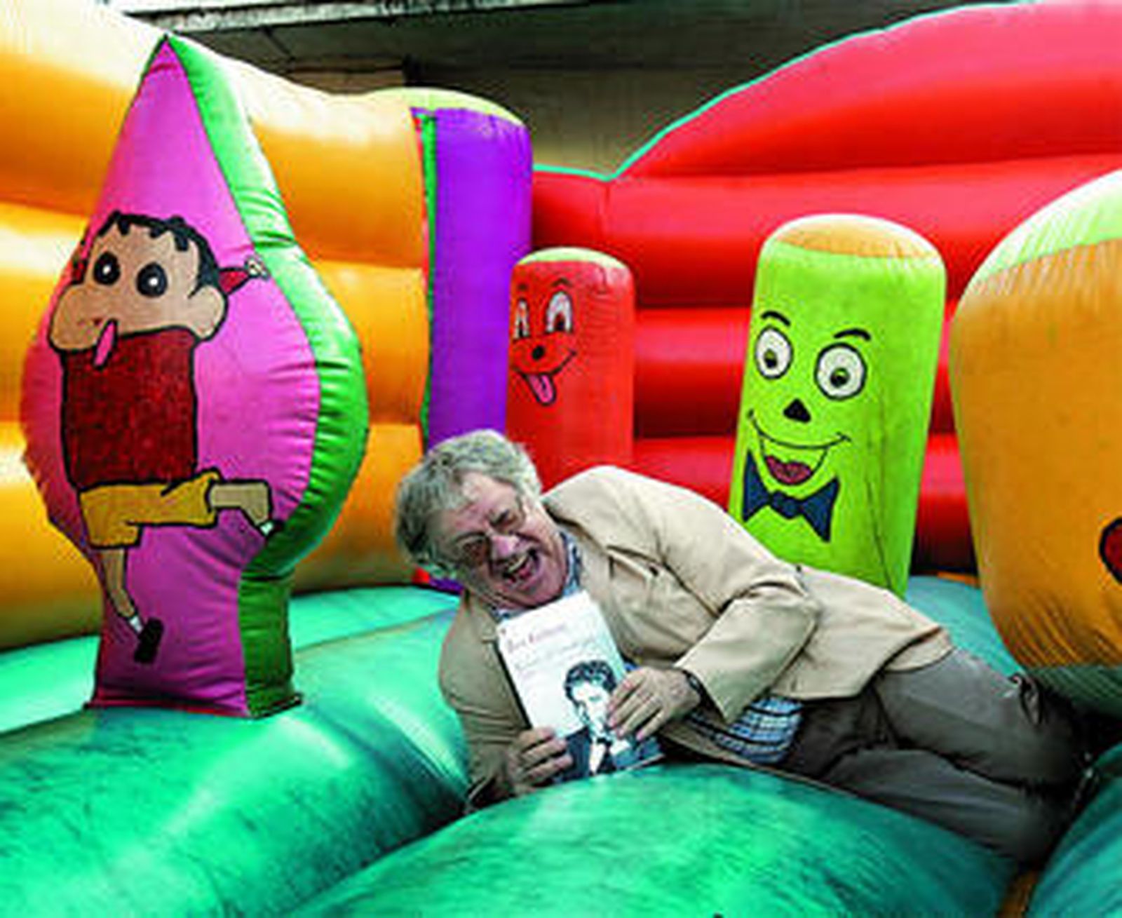 El hispanista Ian Gibson posa en una de las atracciones infantiles de la Feria del Libro.