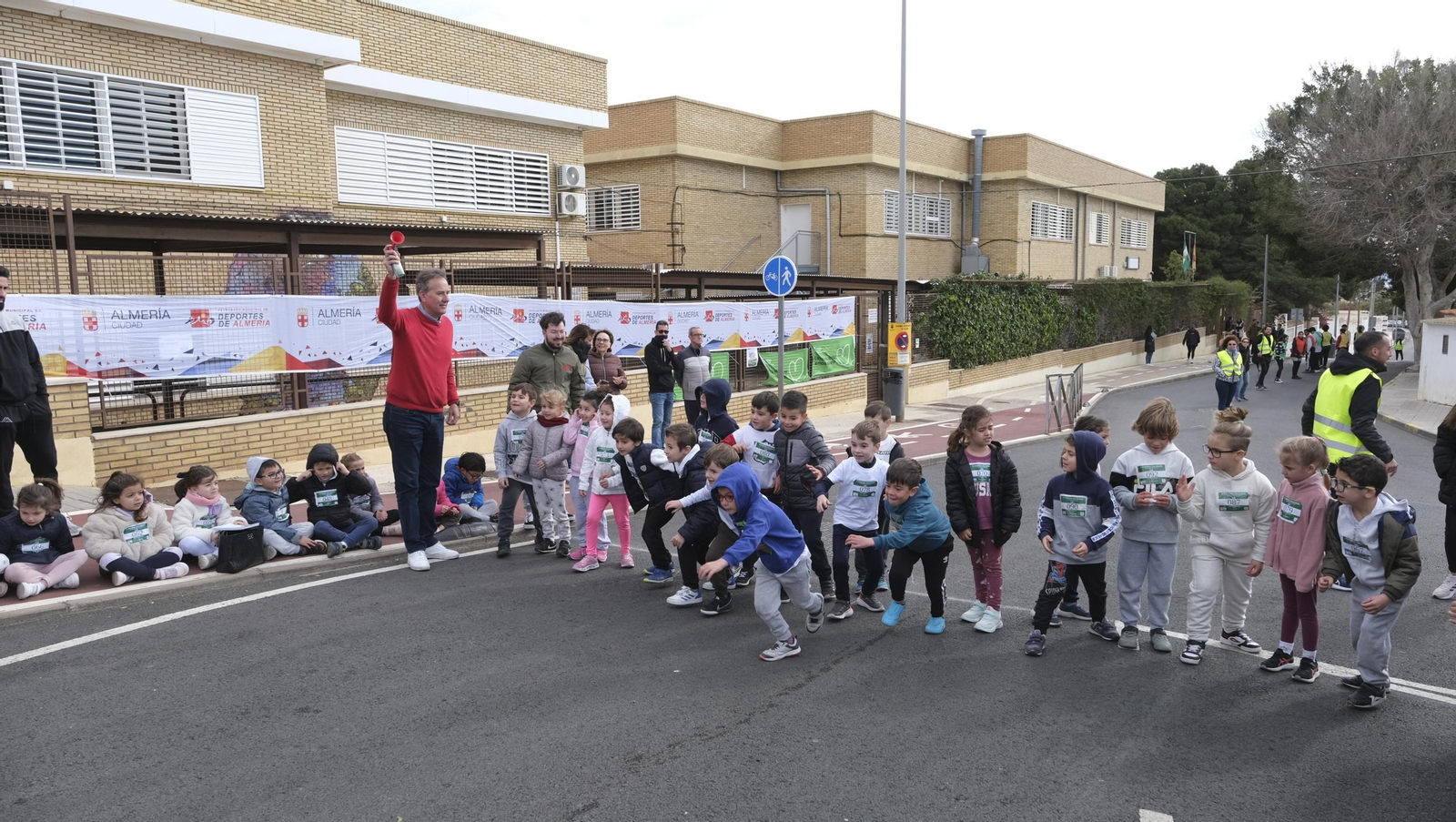 Imágenes de la carrera infantil contra el cáncer en el CEIP Francisco de Goya