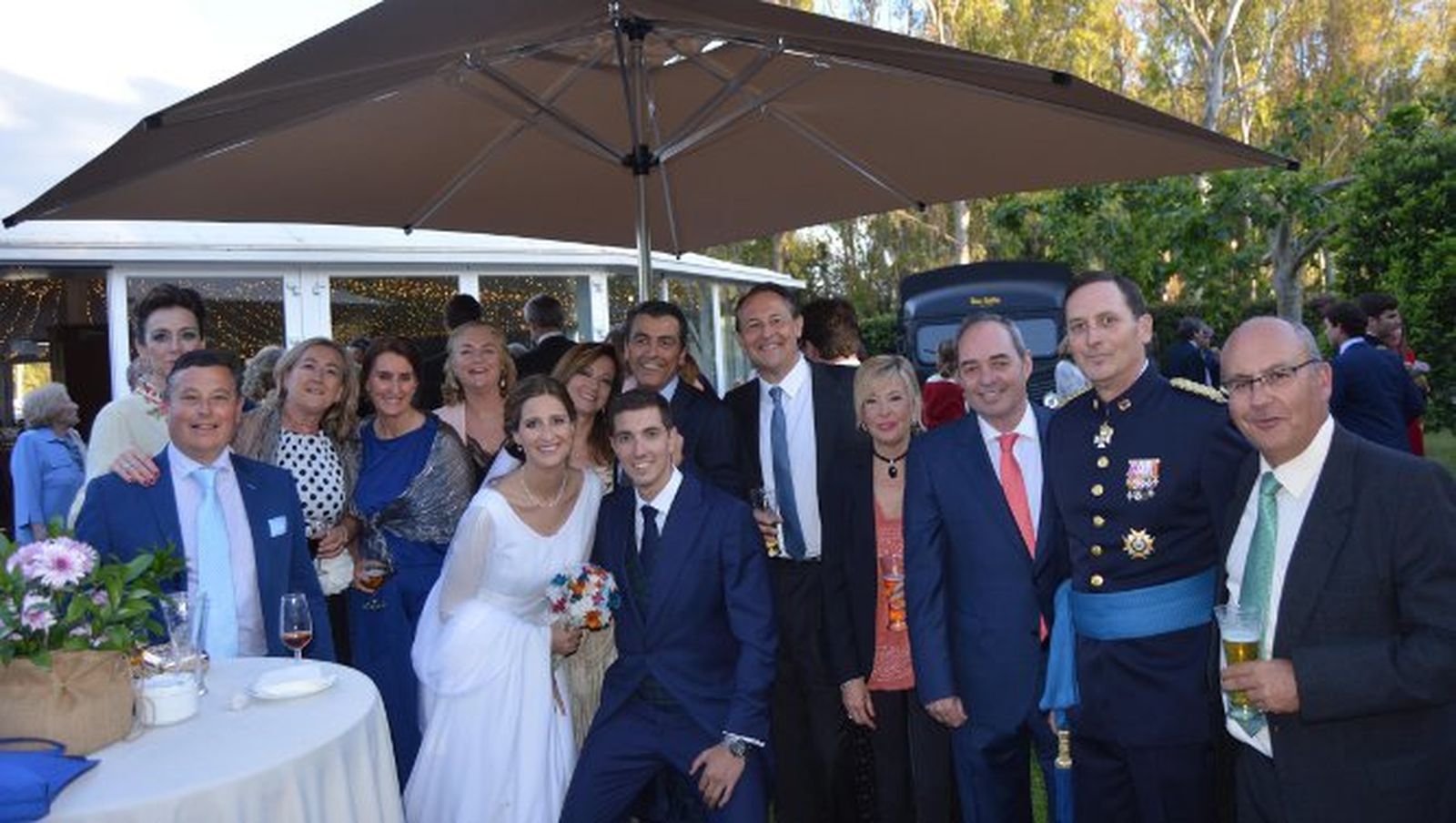 Los novios con Pilu Ortega, Luis, Rafa y Juan Rodríguez-Ferro, Mamen Goenechea, Fabiola Lacave, Concha Ribelles, Pepe Fernández Cubero, Verónica Cañada, Carmen Moray, José Ferradans y Antonio Bresca.
