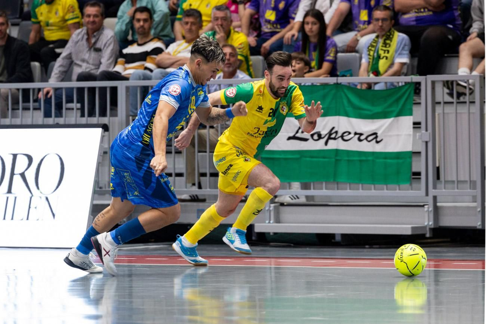 Míchel pelea un balón en el reciente duelo ante Servigroup Peñíscola.