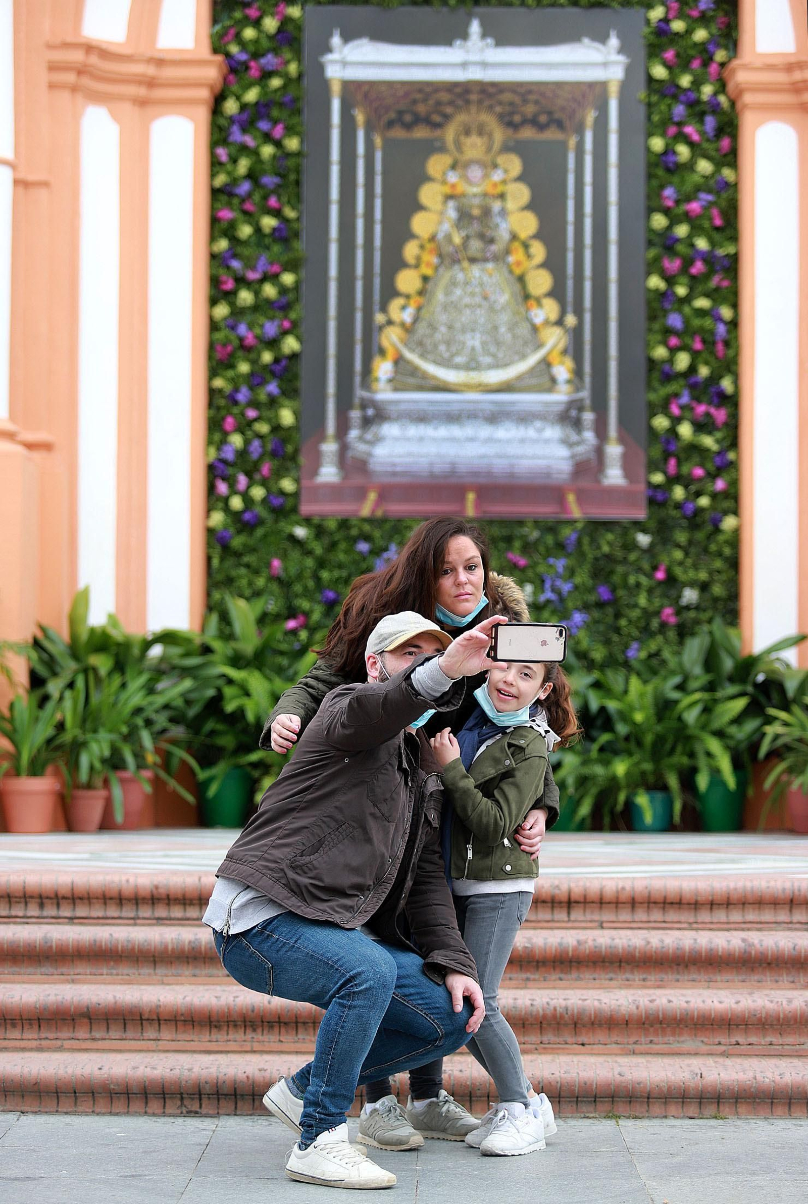 Imágenes de la jornada especial vivida en Almonte sin la procesión de la Virgen del Rocío