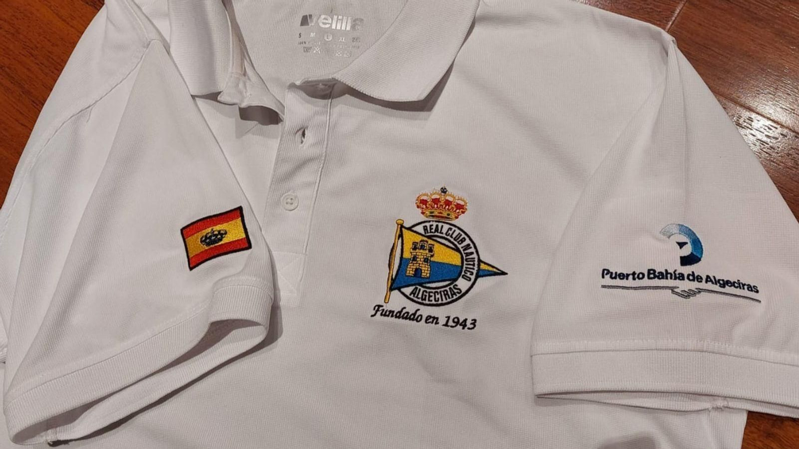 Los nuevos polos del Real Club Náutico de Algeciras.