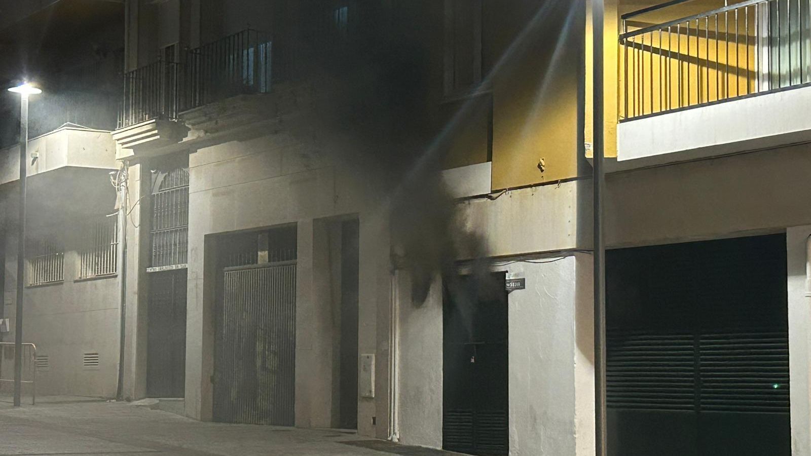 Humo negro saliendo del transformador de la calle San Salvador en los primeros minutos del fuego.