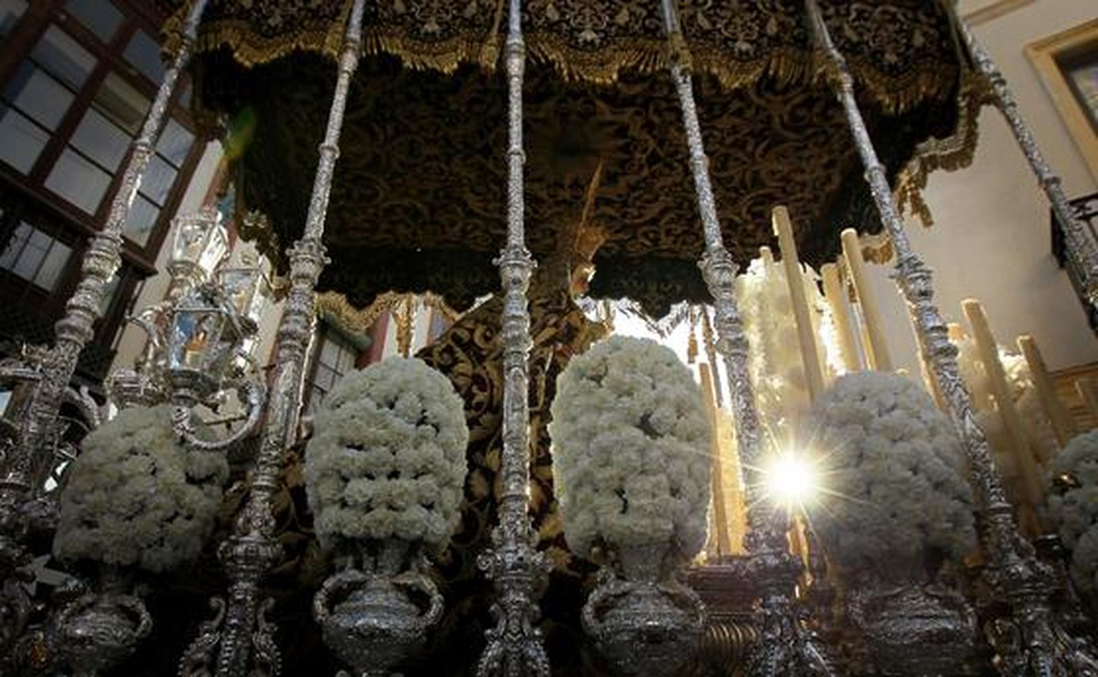 Un rayo de sol se cuela por entre el magnífico palio de la Virgen de la Paz en su Mayor Aflicción.

Foto: Miguel Ángel González