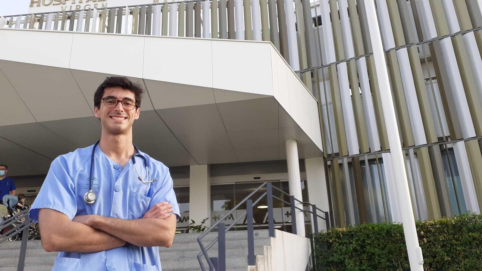 Vicente Jurado, a las puertas del Hospital Virgen Macarena donde es R1 de Cardiología. Vicente Jurado, a las puertas del Hospital Virgen Macarena donde es R1 de Cardiología.