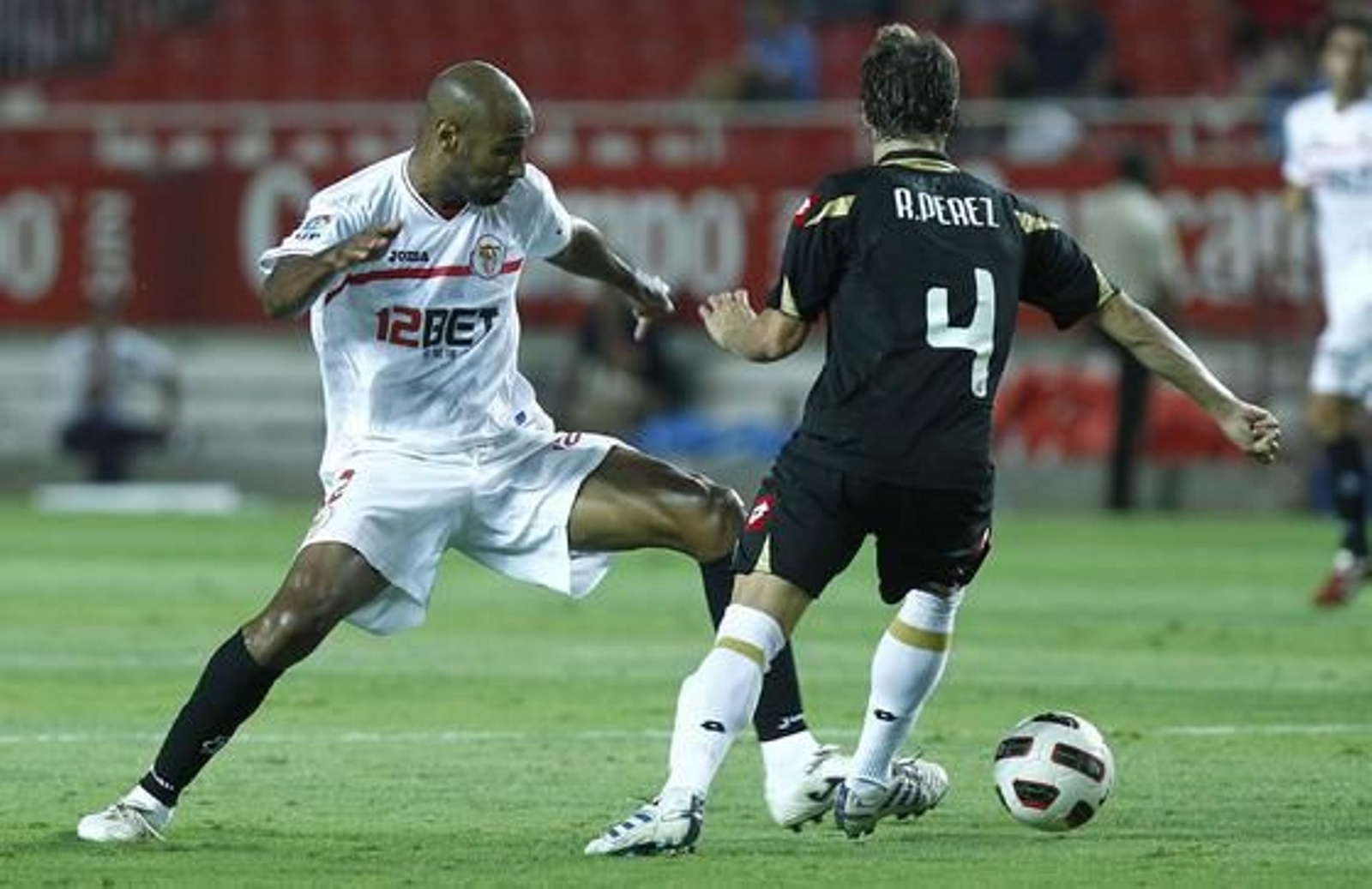 El Sevilla no puede superar al Deportivo de la Couruña en el Sánchez Pizjuán. / Antonio Pizarro