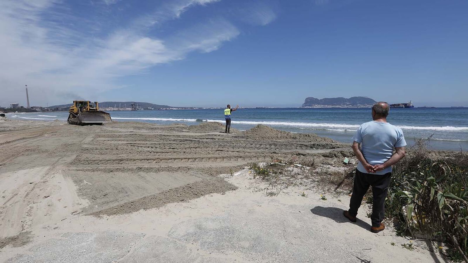 Las fotos del trasvase de arena en la playa de El Rinconcillo