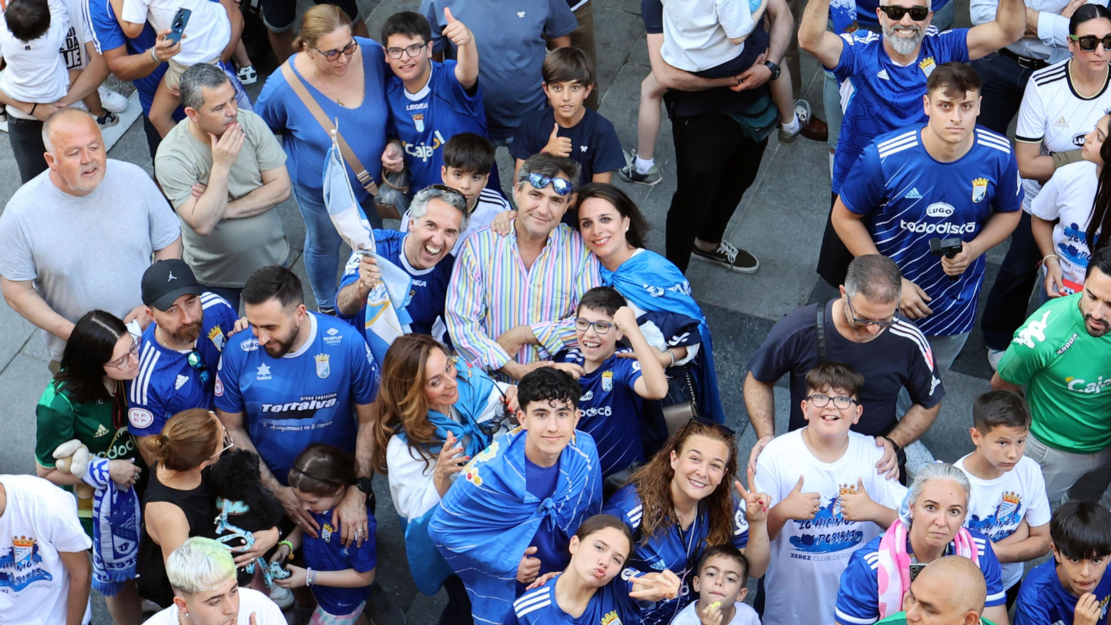 Baño de masas del Xerez CD en Jerez por su ascenso