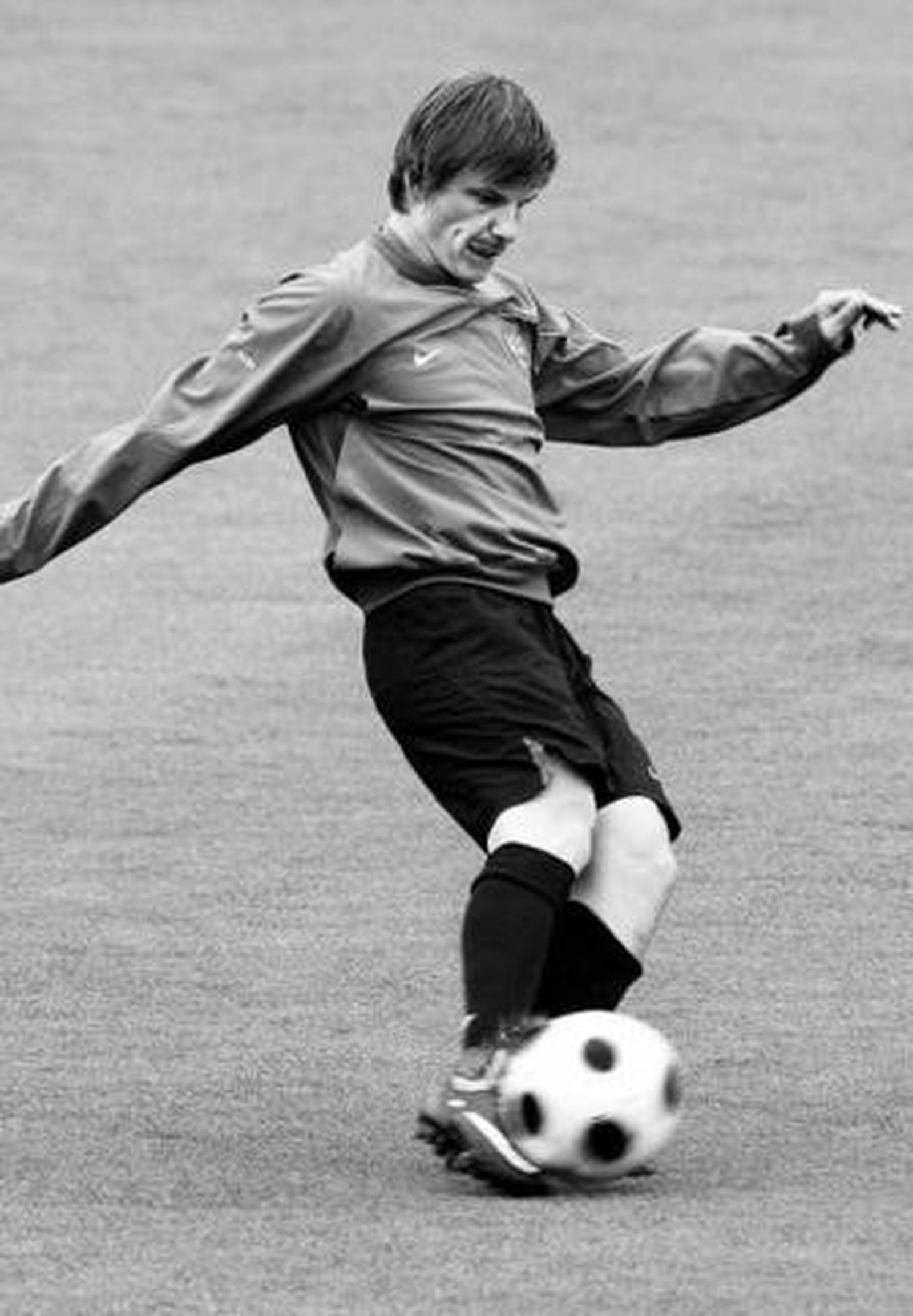 Andrei Arshavin golpea el balón en un entrenamiento.