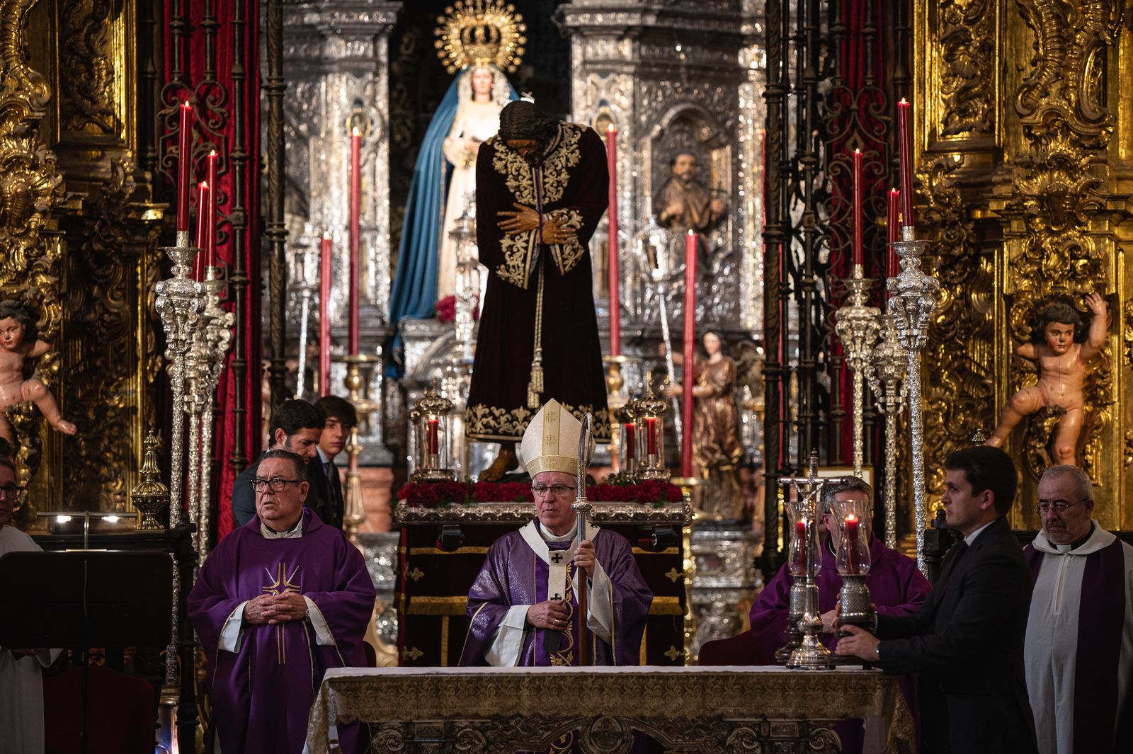 El traslado del Señor de Pasión a su paso, en imágenes