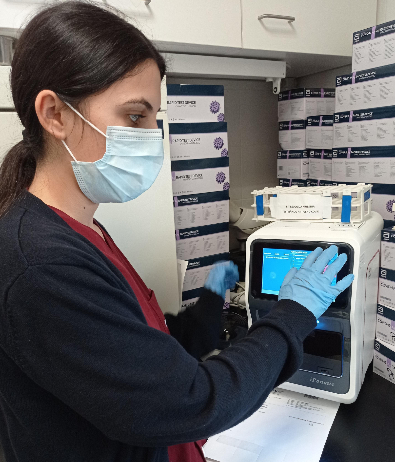 VithasLab dota de equipos para poder realizar PCRs “a pie de cama” en el Hospital Vithas Almería