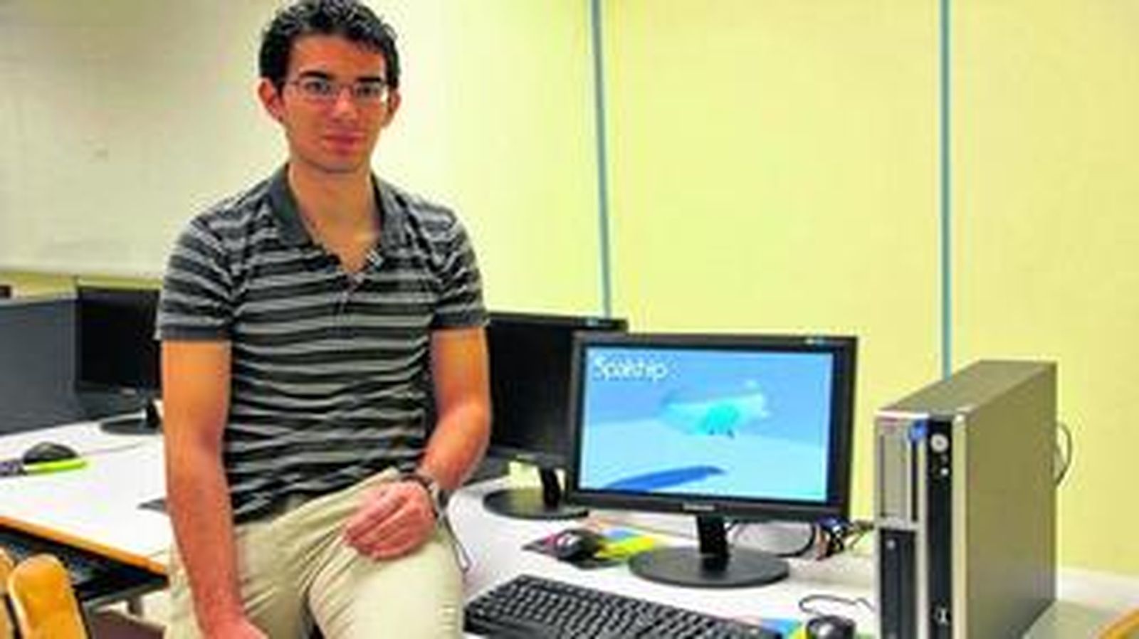 Antonio Croche posa junto a una simulación por ordenador de 'Spalship'.