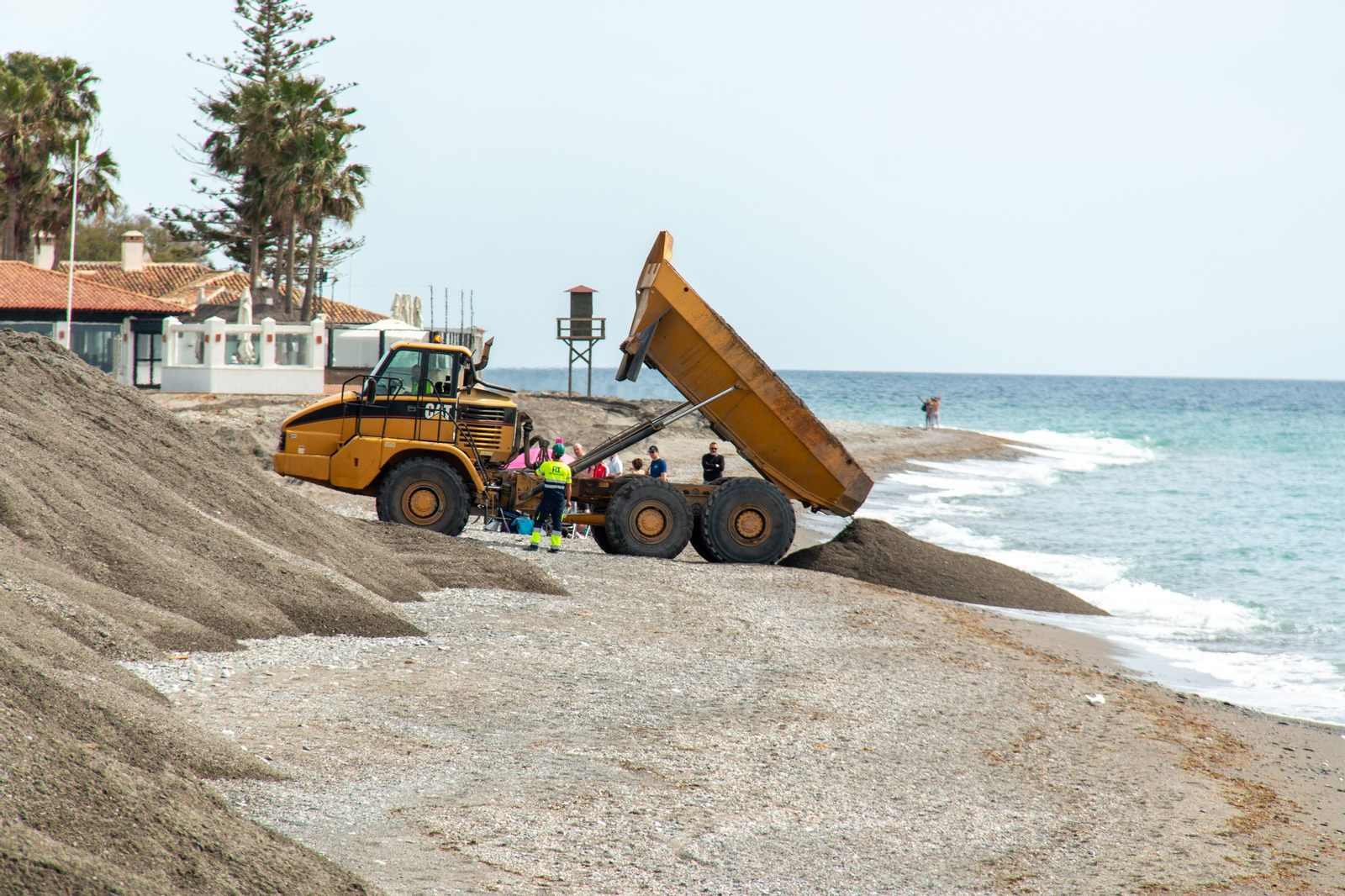 Así ha comenzado el arreglo de Playa Granada de cara a la Semana Santa