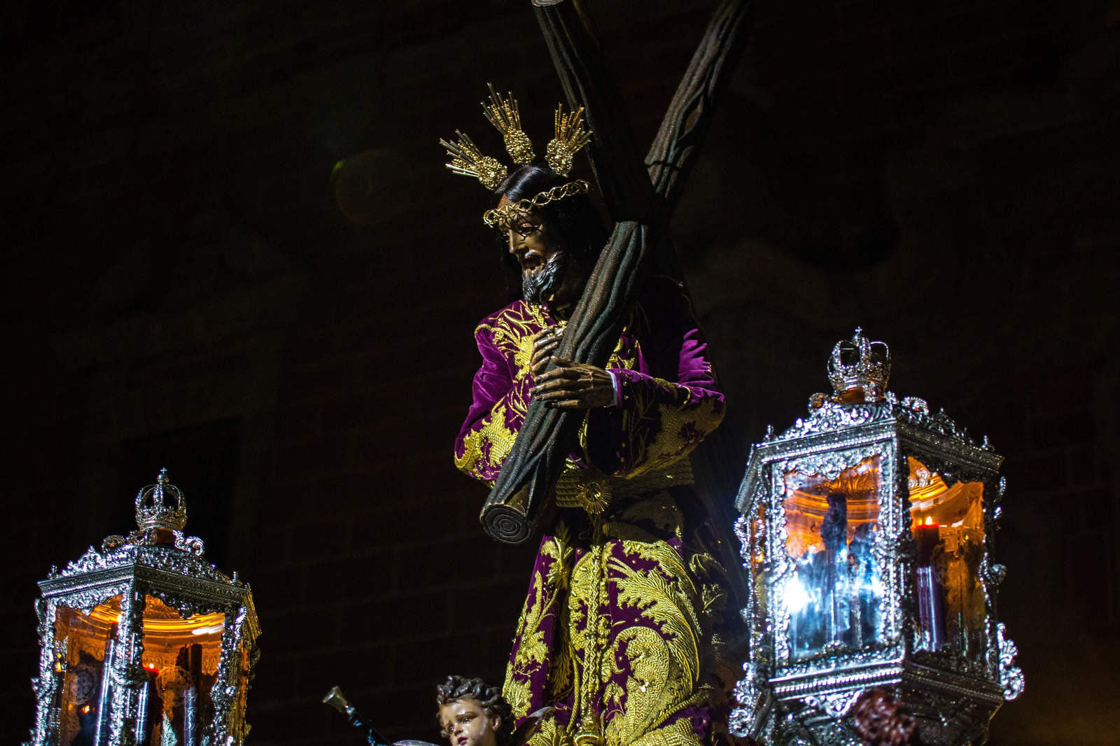 Madrugada de Viernes Santo en San Fernando: Las imágenes del Nazareno