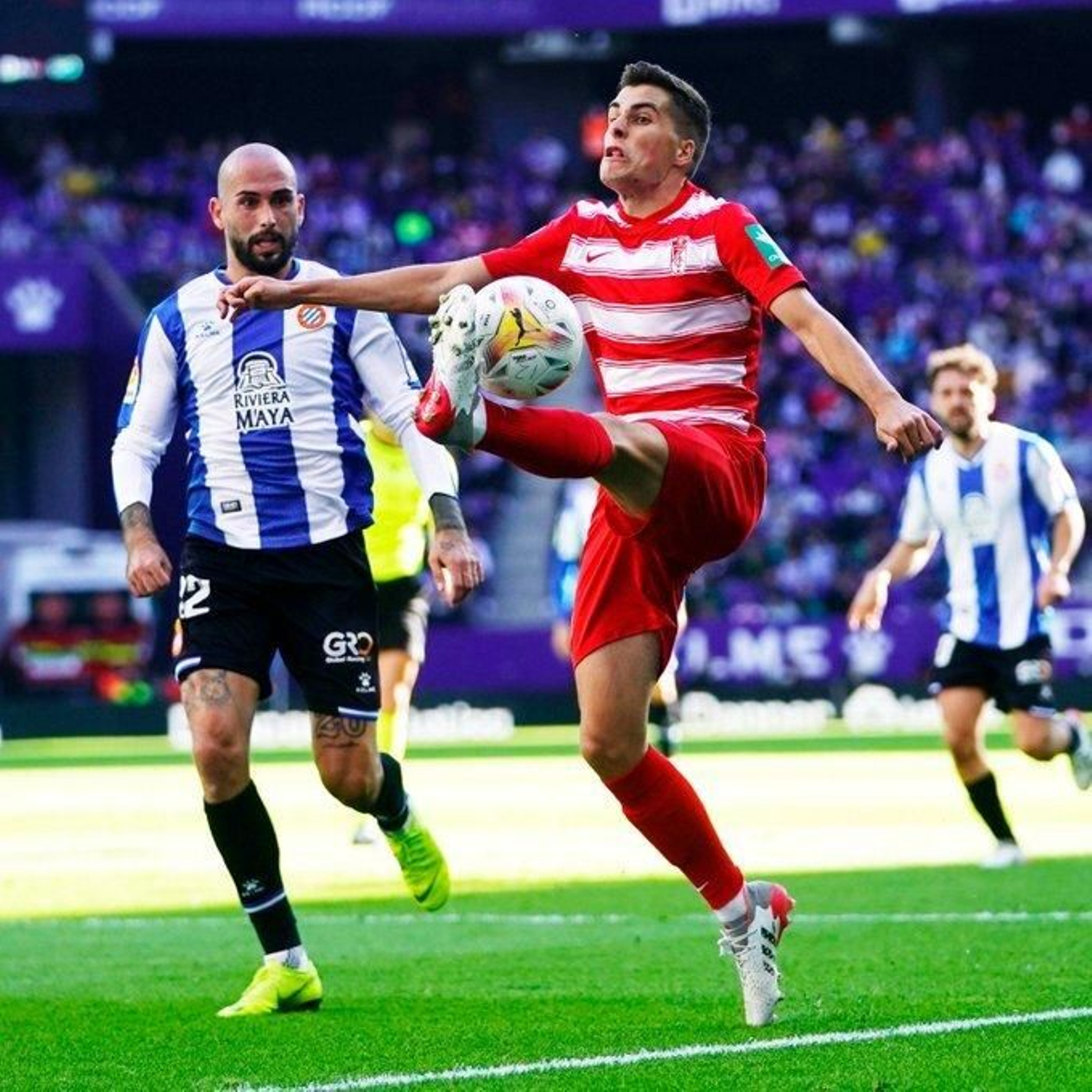 Soro trata de controlar el esférico ante Aleix Vidal.