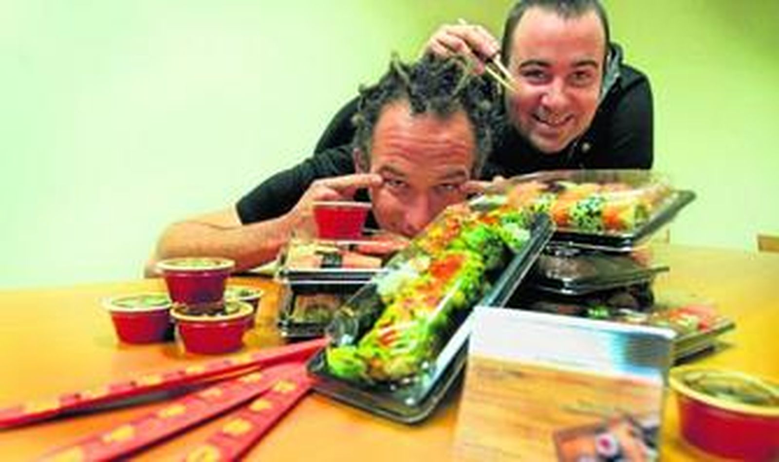 David Soriano y Rubén de la Maza con algunas de las bandejas que pronto repartirán a domicilio con Telesushi Málaga.