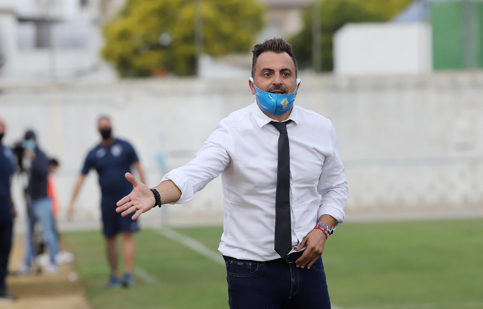 Joaquín Poveda, técnico azulino, da instrucciones en la banda de La Juventud