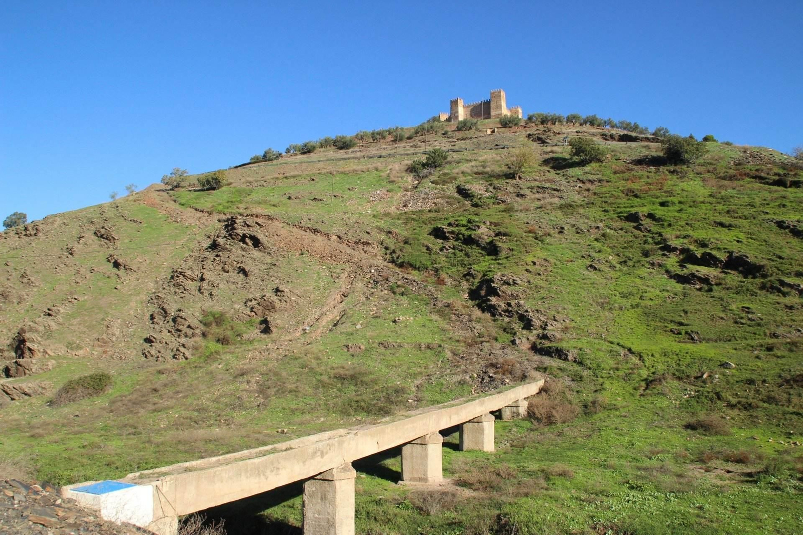 Vistas del Castillo de Baños de la Encina desde la ruta senderista al yacimiento de Peñalosa.