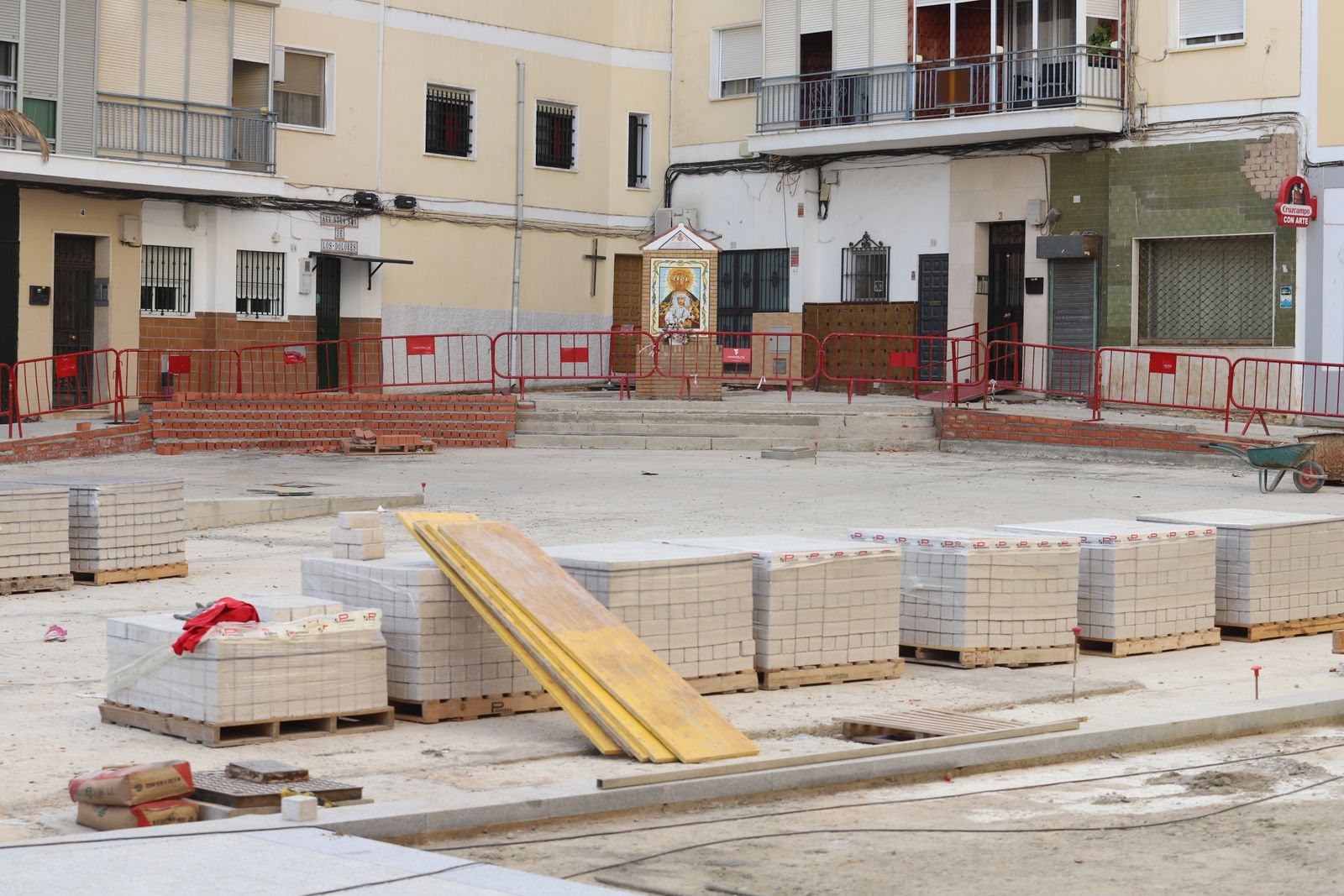 Las obras de peatonalización de la Plaza de Los Dolores, en imágenes