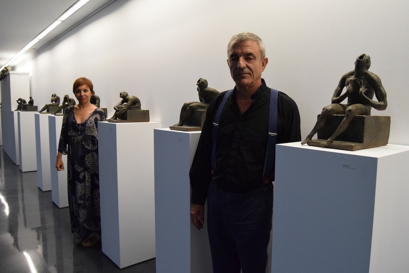 María del Mar Ruiz, vicerrectora de Extensión Universitaria acompaña al artista Javier Huecas y sus obras.