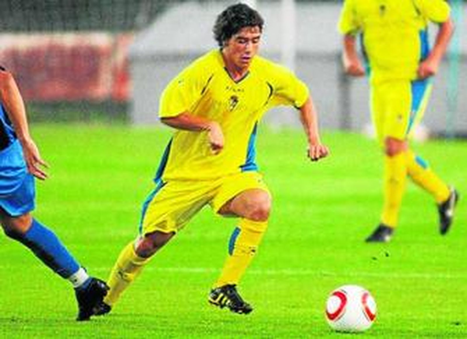 Dieguito avanza con el esférico en un encuentro con el Cádiz.