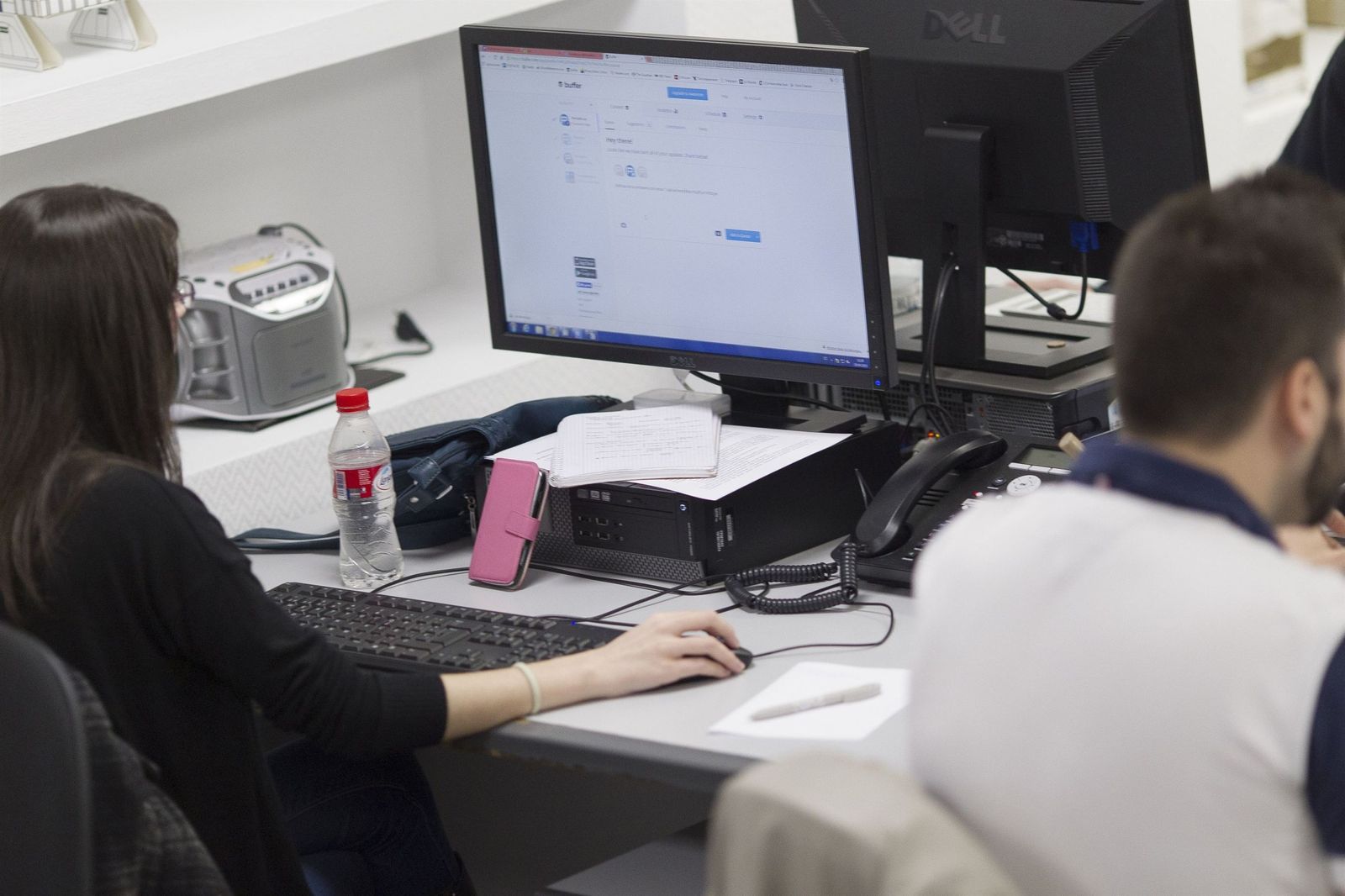 Dos personas trabajan en una oficina.