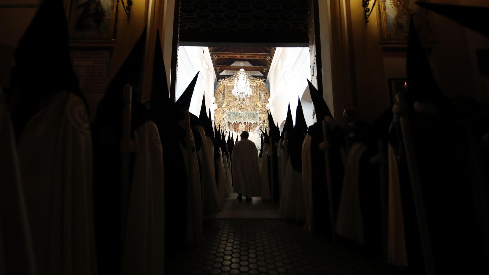 El cortejo de la Esperanza de Triana sale de la Capilla de los Marineros.