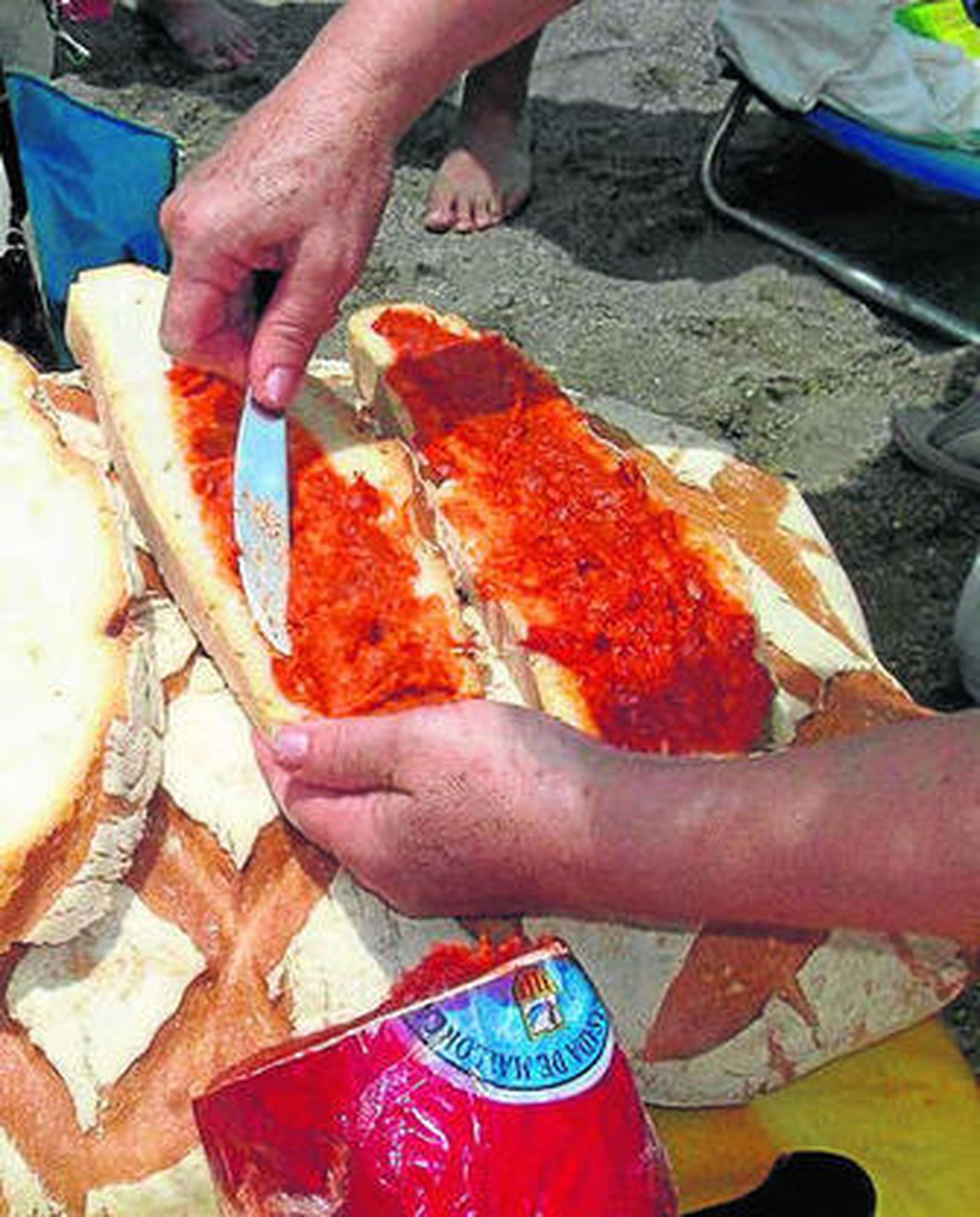 El peculiar 'Día de la Sobrasada' sobre la arena de El Zapillo