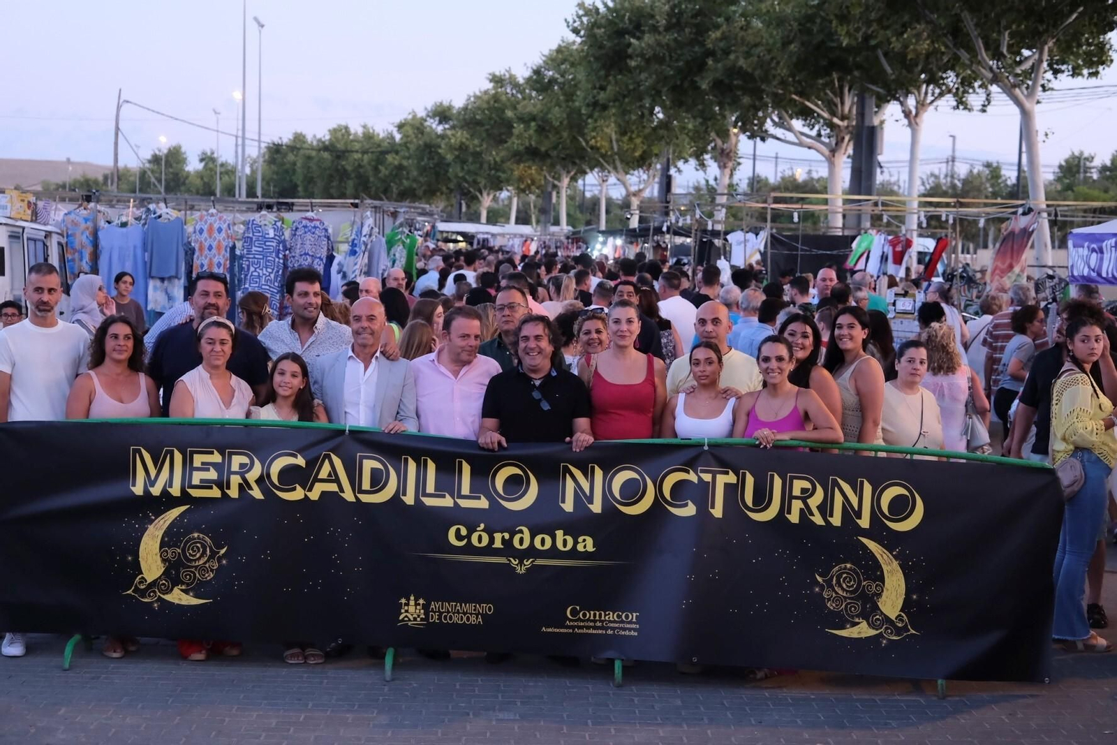 Los ambulantes celebran el primer mercadillo nocturno de El Arenal, en imágenes