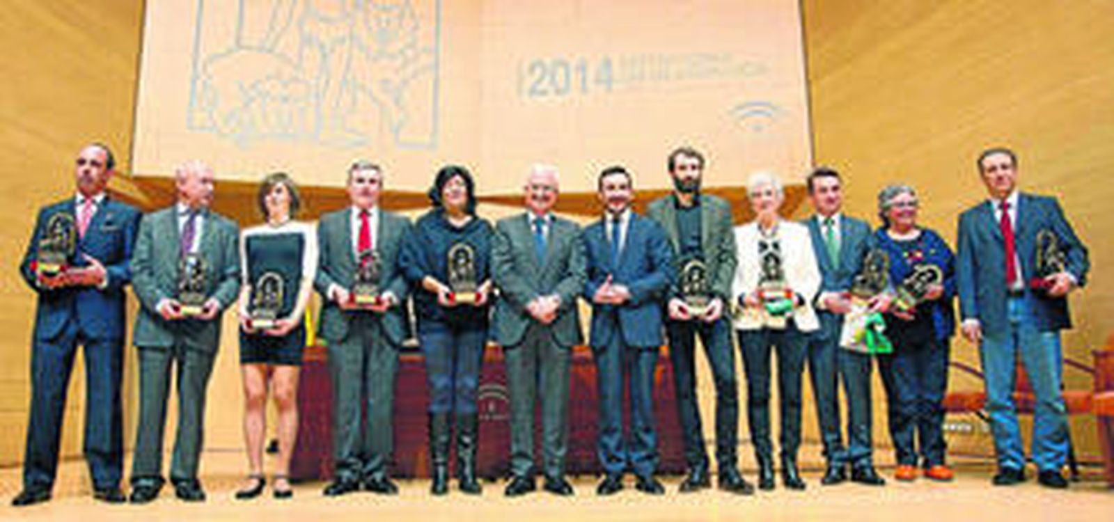 Los galardonados, junto al consejero de Presidencia, Manuel Jiménez Barrios, y el delegado de la Junta de Andalucía en Cádiz, Fernando López Gil.