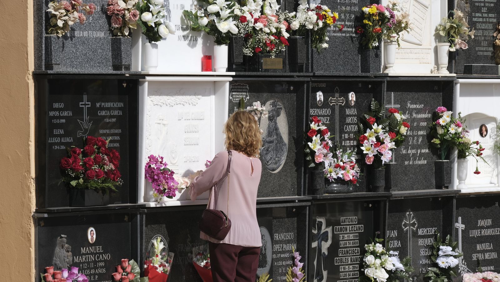Imágenes del Día de Todos los Santos en el Cementerio de San José de Almería