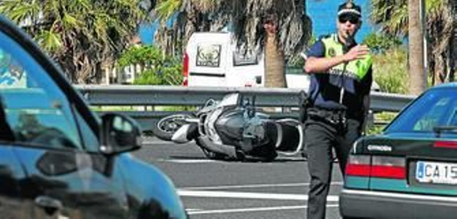Un policía da paso tras el accidente en el acceso a Tarifa del domingo.