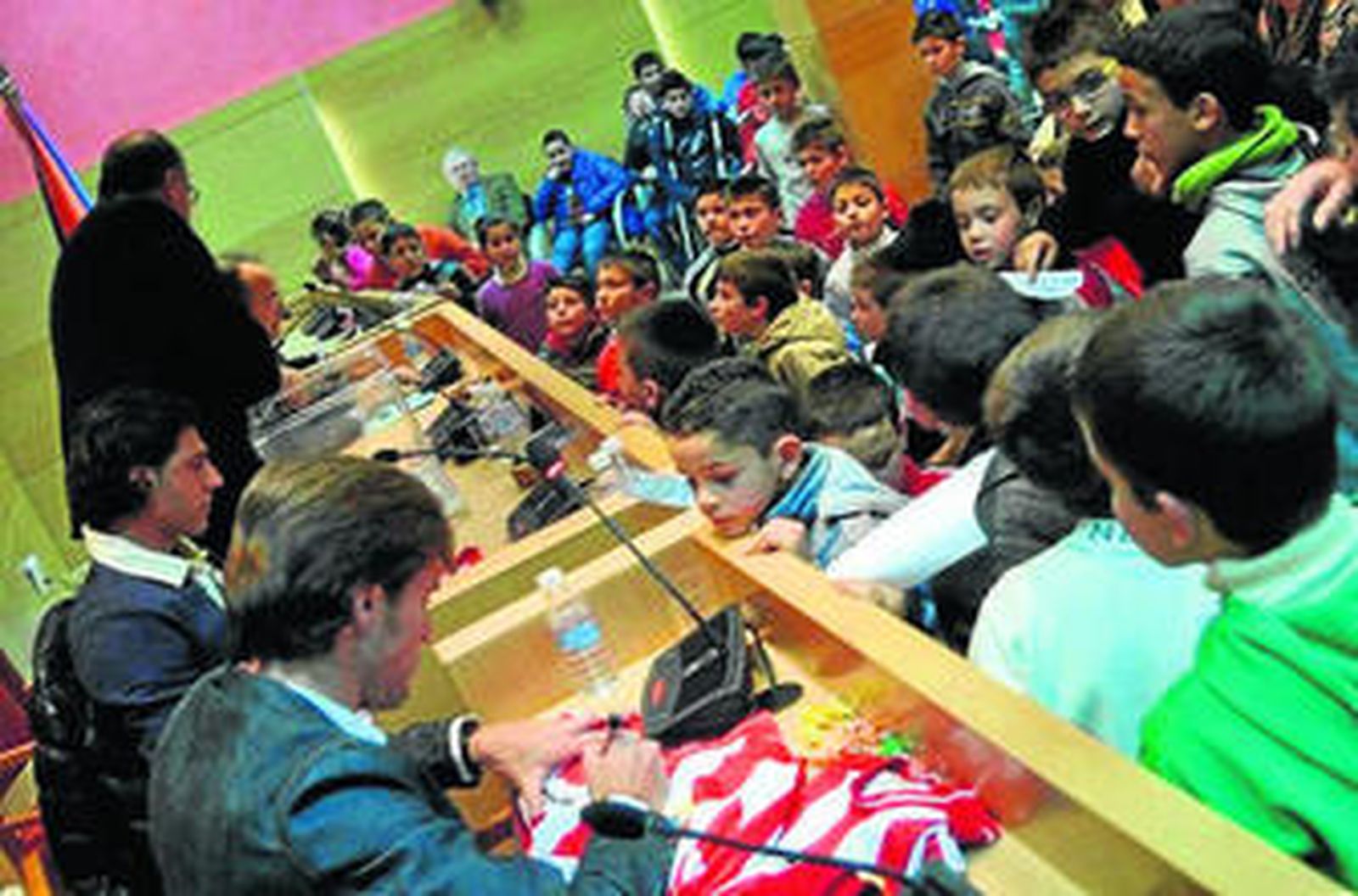 Los dos futbolistas firmaron camisetas a los niños gadorenses.