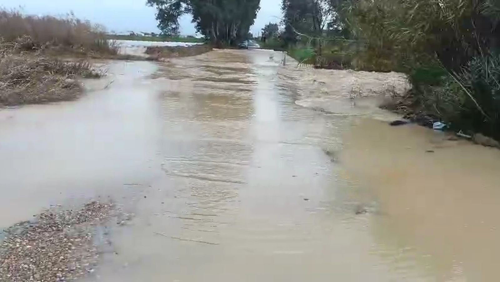 Nuevas inundaciones en una urbanización de Valdezorras por el desbordamiento del arroyo Miraflores.