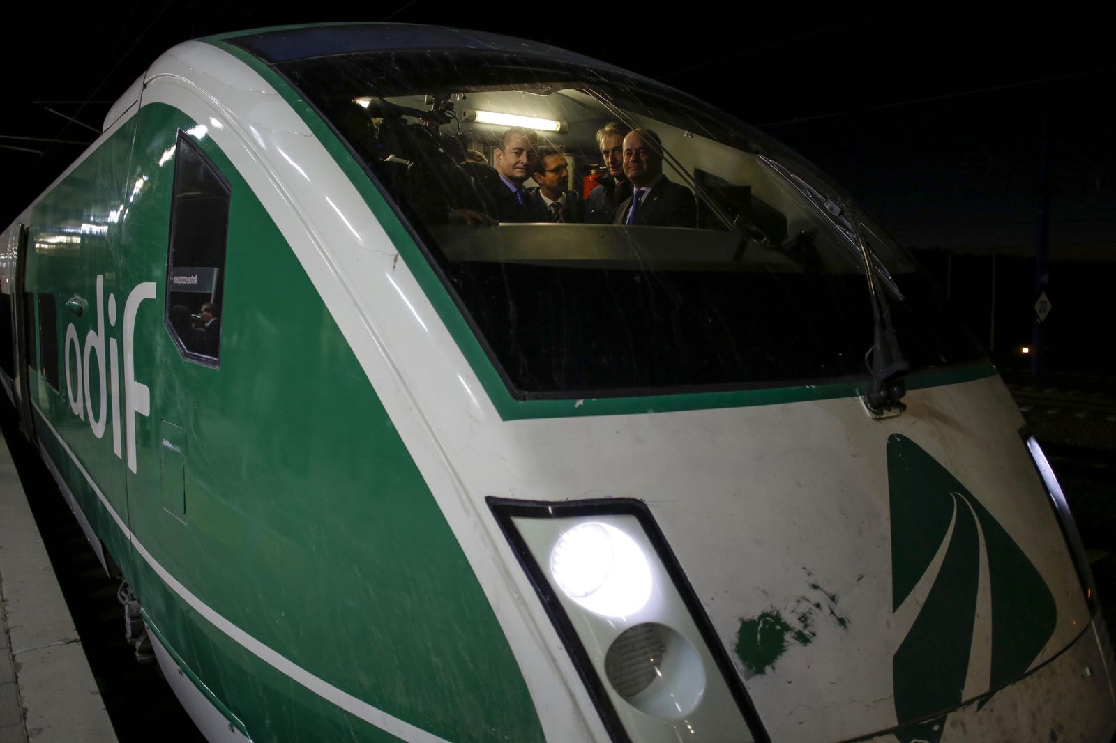 Íñigo de la Serna junto a los alcaldes de Antequera y Granada y el delegado del Gobierno en el tren laboratorio.