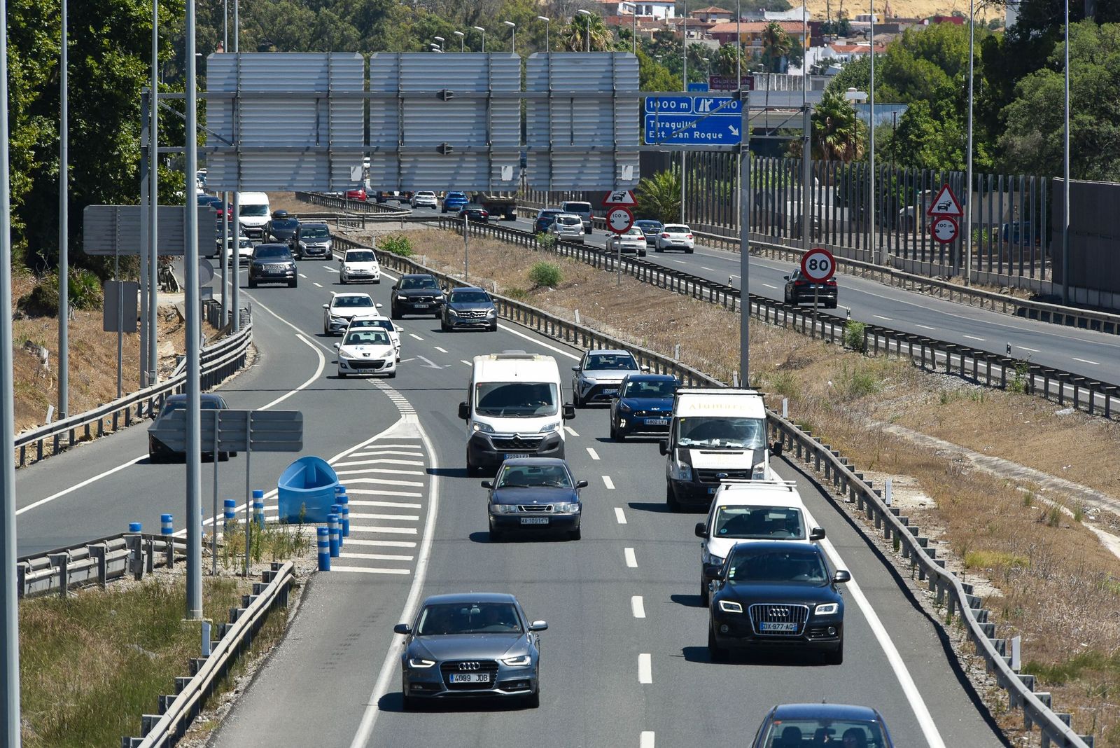 Tráfico denso en la A-7 a su paso por San Roque.