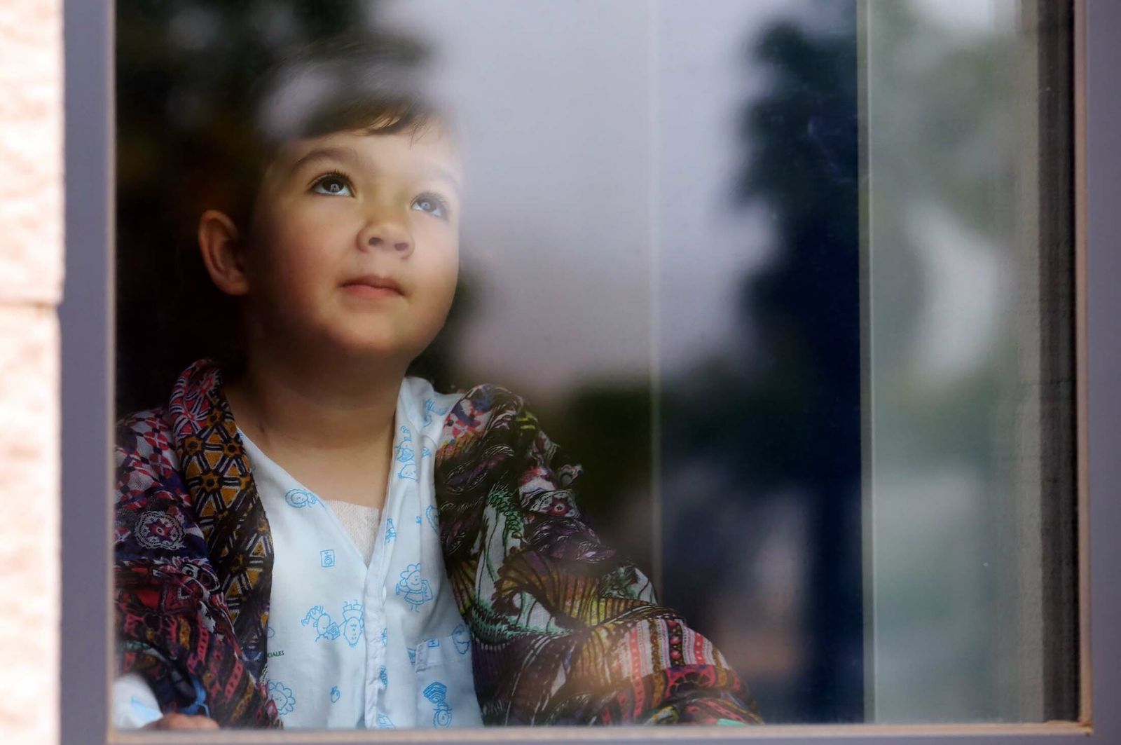 Imágenes de la visita de Papá Noel a los niños del hospital Juan Ramón Jiménez