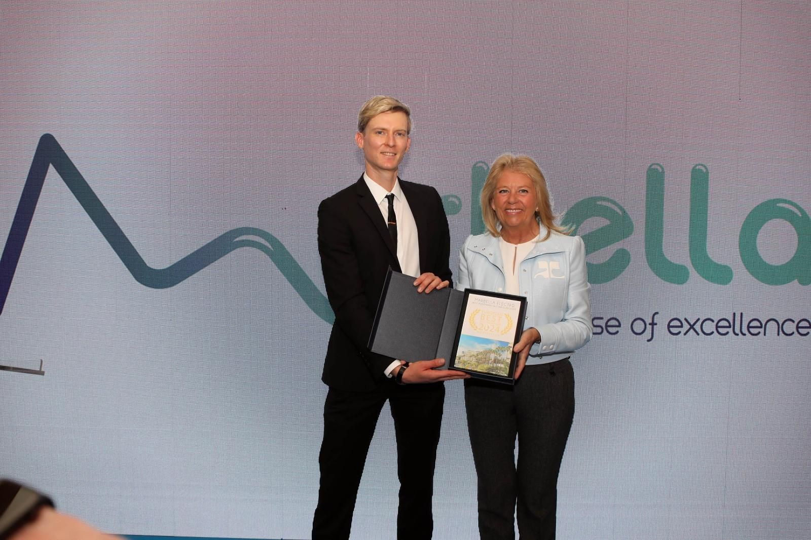 La alcaldesa recibe el reconomiento.