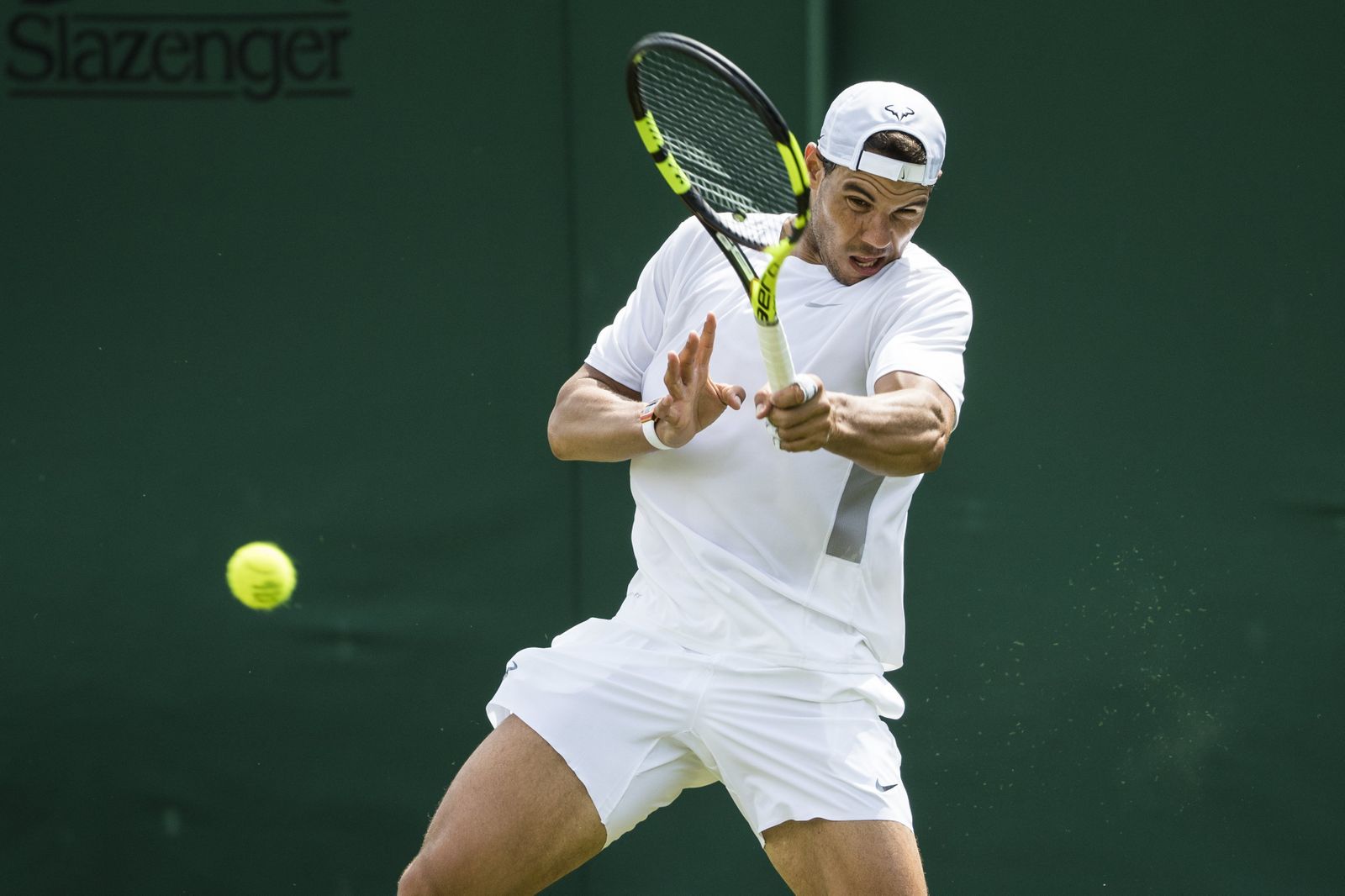 Rafael Nadal devuelve una bola en un entrenamiento en Londres.